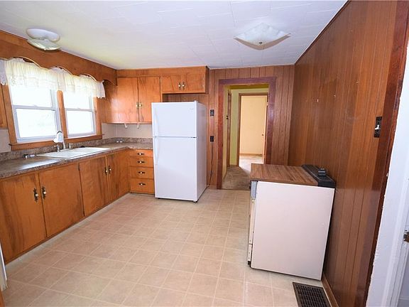 4th image of 653 E Huston St