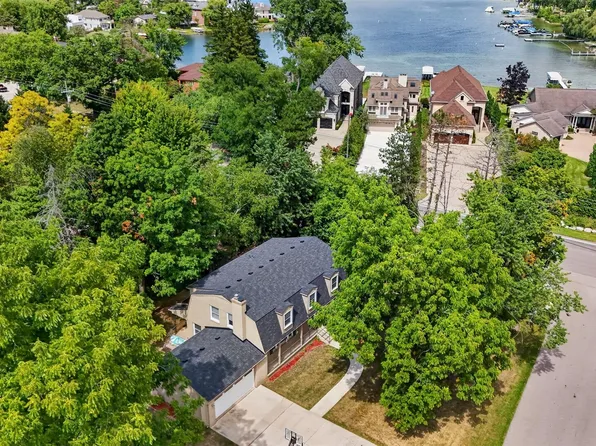 2499 Horseshoe Dr, West Bloomfield, MI 48322