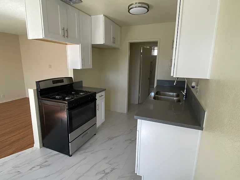 1082 Dawson Ave — Photo 2