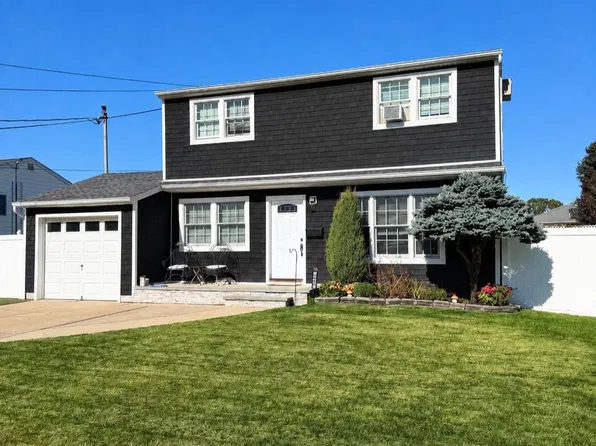 267 N Michigan Avenue, Massapequa, NY 11758
