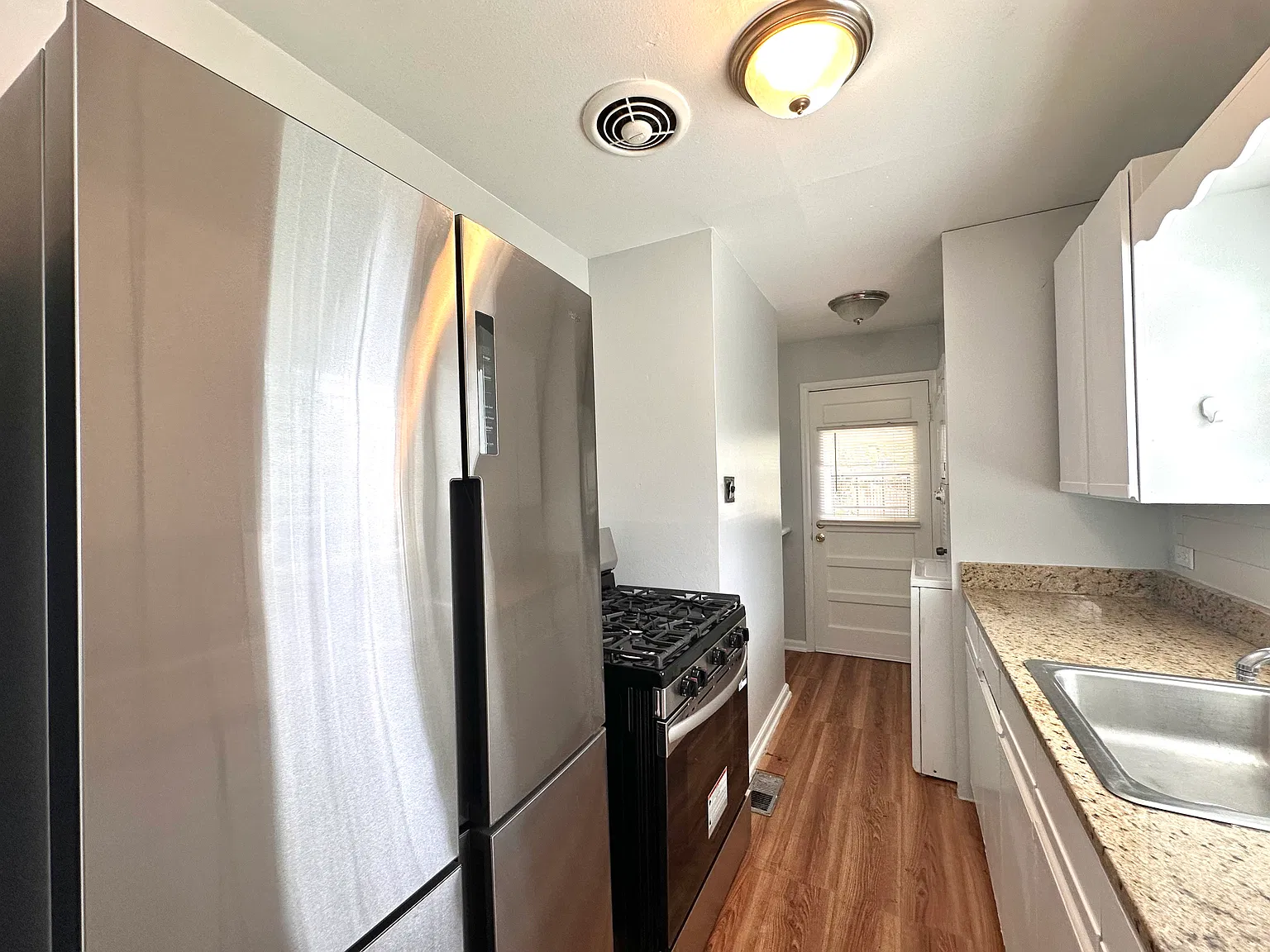 2 bed, 747 sqft, $2,350 — Photo 4
