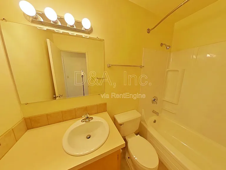 780 NW 11th St — Photo 7