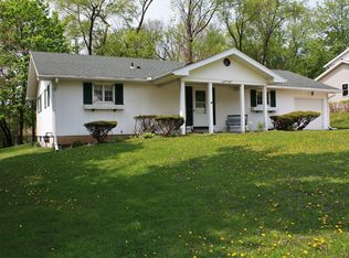 1615 Hillcrest Dr, Baraboo, WI 53913