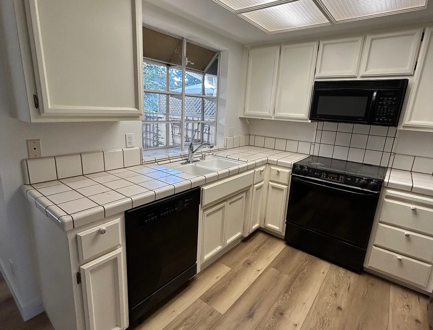 2 bed, 2.5 bath, 1300 sqft, $2,500 — Photo 3