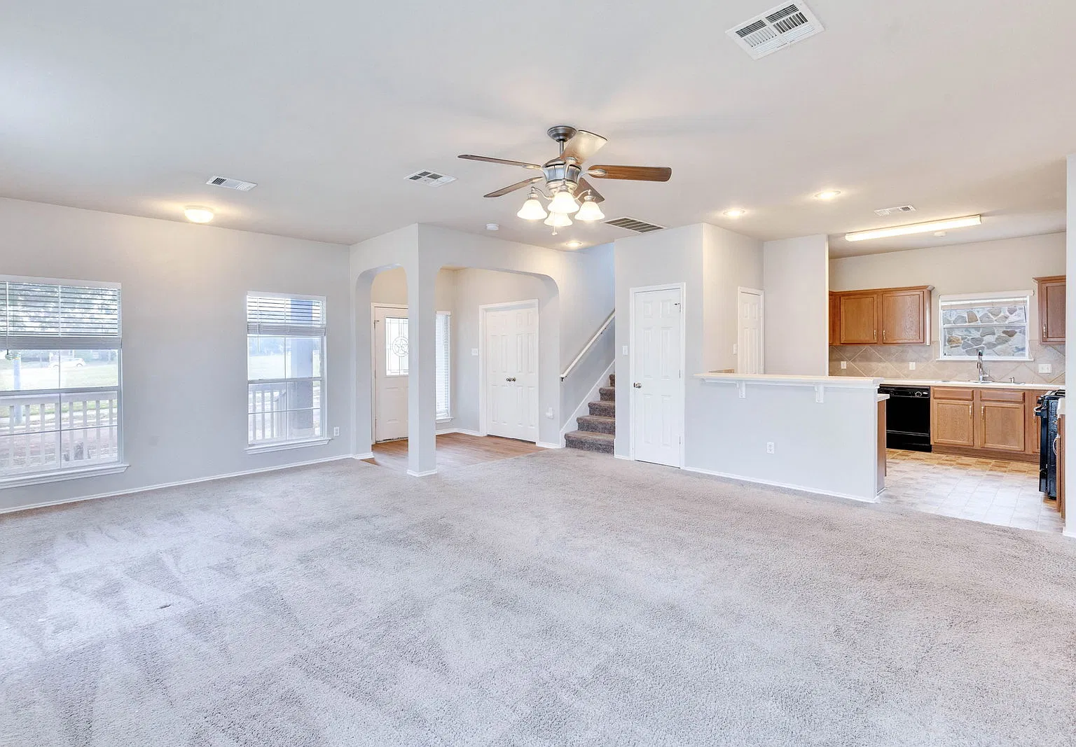 3 bed, 2.5 bath, 2101 sqft, $1,995 — Photo 3