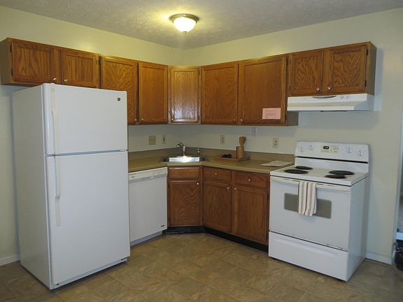 Spacious kitchen with lots of cabinets