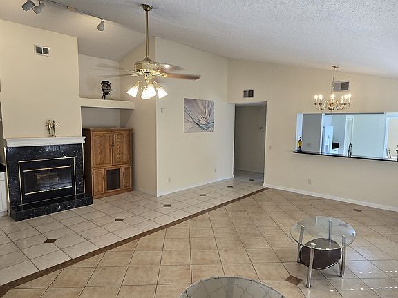 3rd image of 176 N Roscoe Blvd