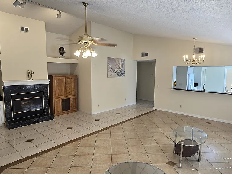 176 N Roscoe Blvd — Photo 3