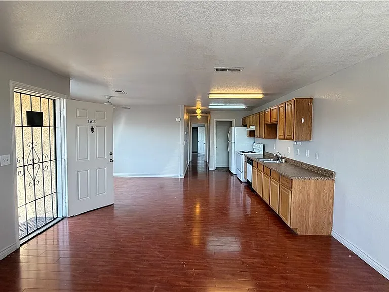 2001 Winwood St #201C — Photo 5