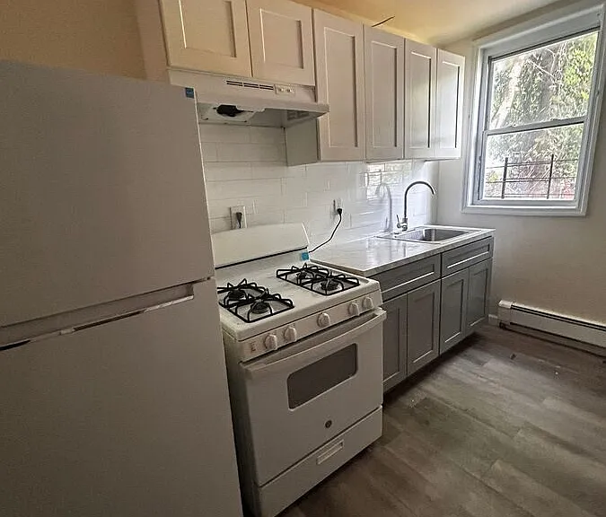 484 Walnut St — Photo 3