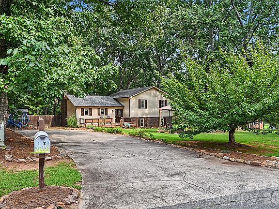 2nd image of 608 Hoyle St