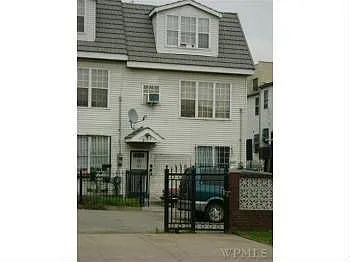 979 Avenue St photo 1