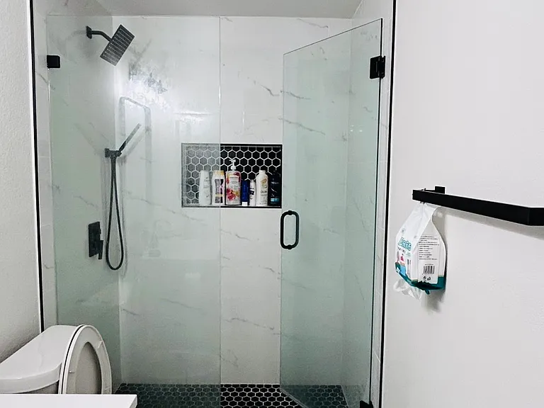 Bathroom (2nd Floor), 9' x 5'