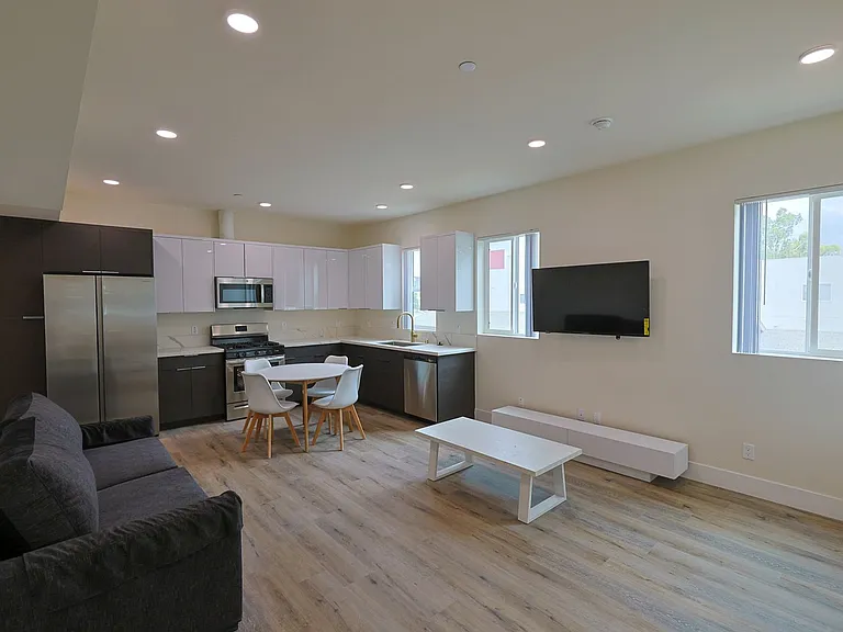 1189 W 37th Pl — Photo 4