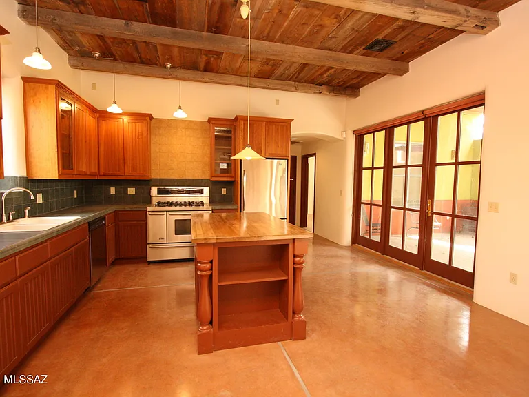 841 S Meyer Ave — Photo 5