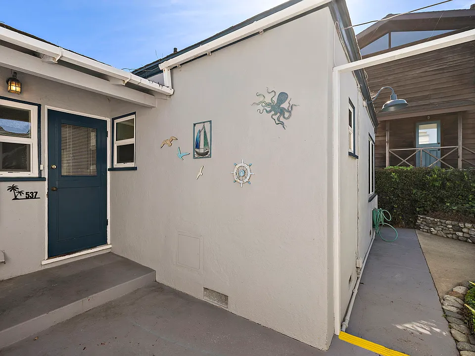 Rear access through garden area drom 538 Ramona