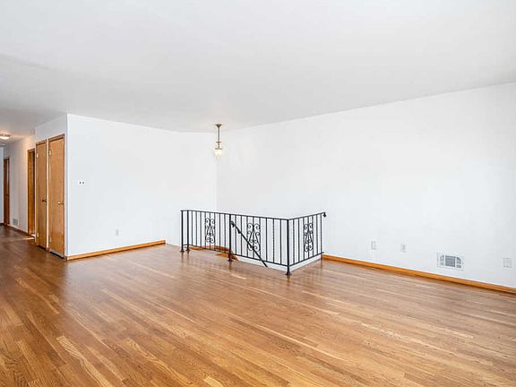 3rd image of 5 Centre Ln
