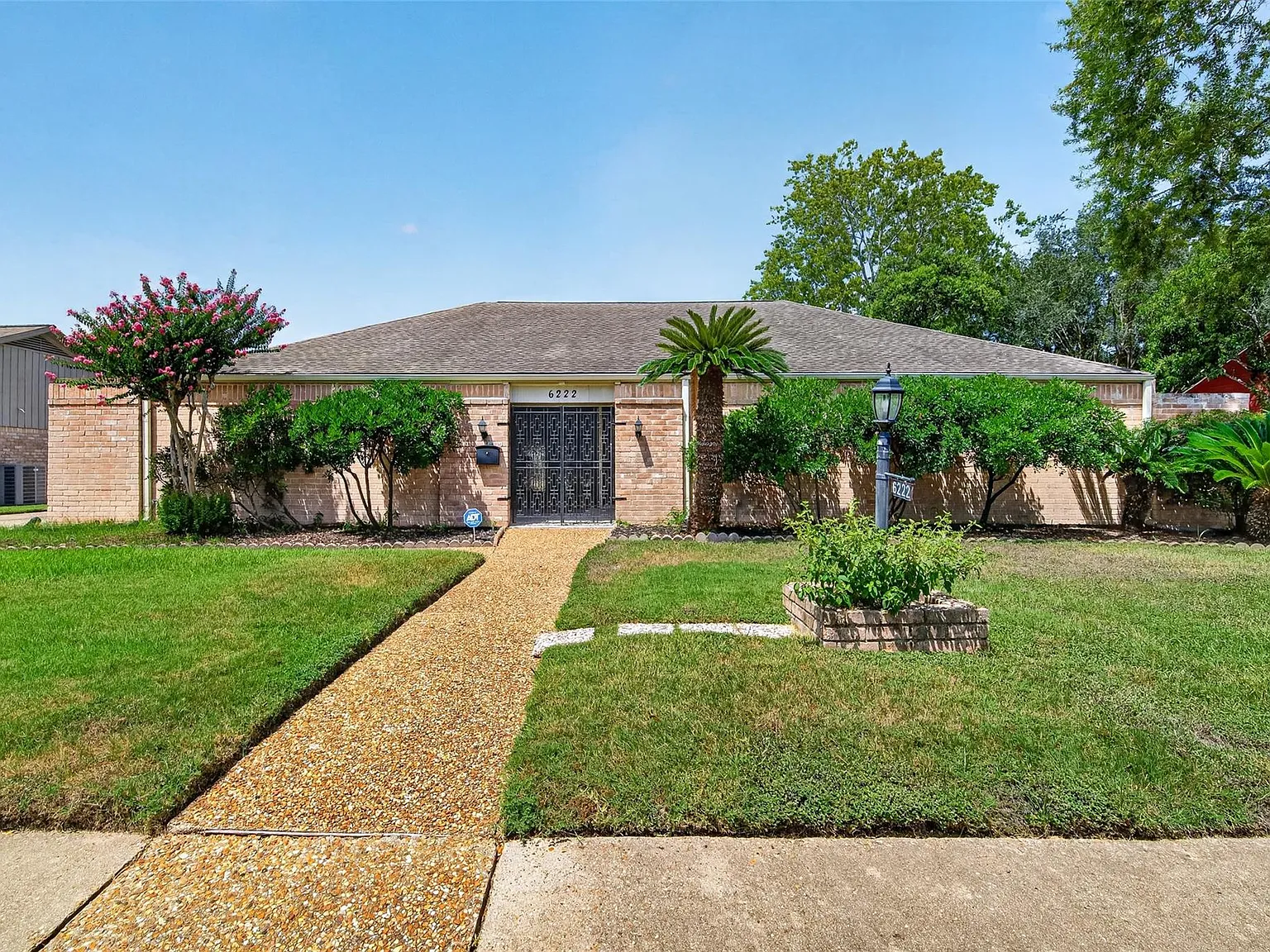 4 bed, 2.5 bath, 2714 sqft, $3,000 — Photo 1