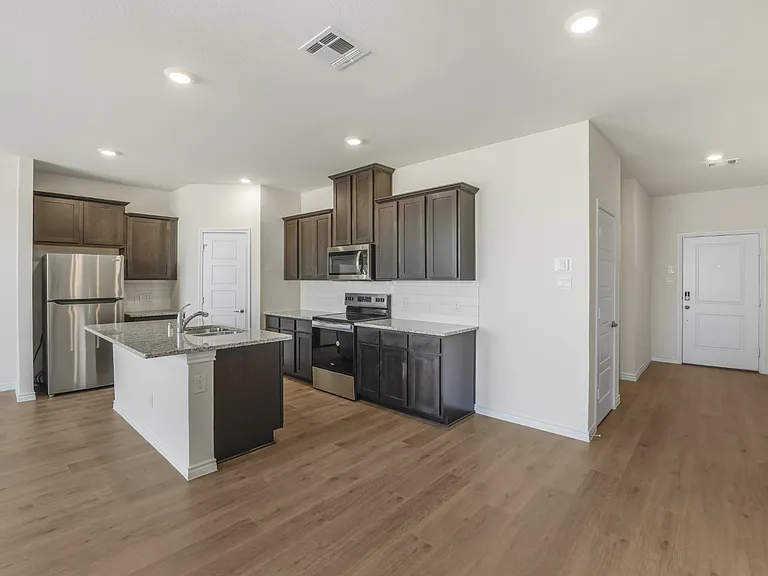 752 Thorn Creek Dr — Photo 2