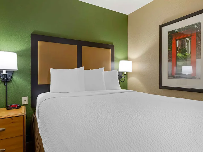 Deluxe Studio - 1 Queen Bed