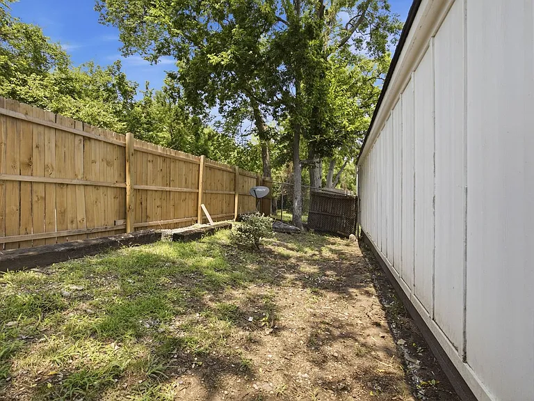 2336 Clifton Ave — Photo 23