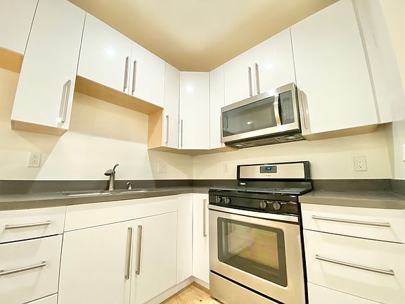 3rd image of 4846 Rosewood Ave #3