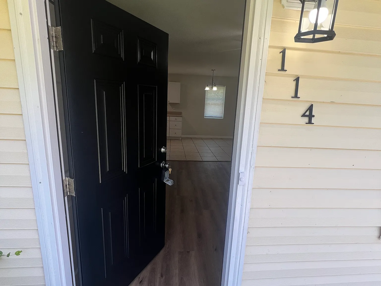 3 bed, 912 sqft, $1,295 — Photo 1