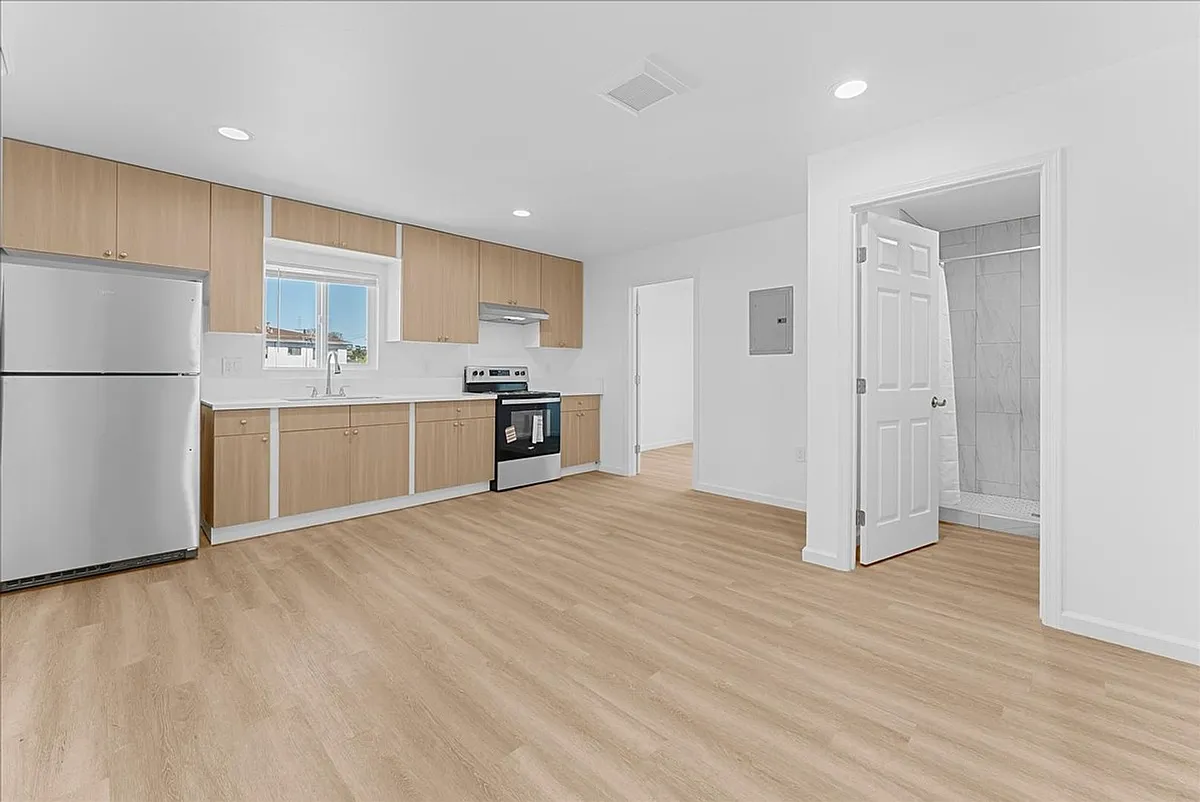 Building Photo - 854 W 134th St