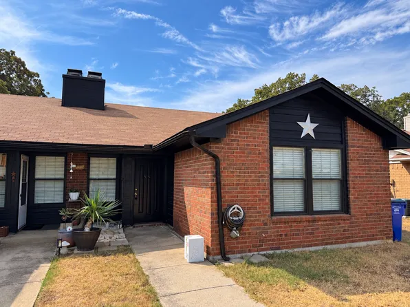 722 Woodland Ct, Kennedale, TX 76060
