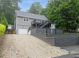 8 Wenonah Ave, Oakland, NJ 07436