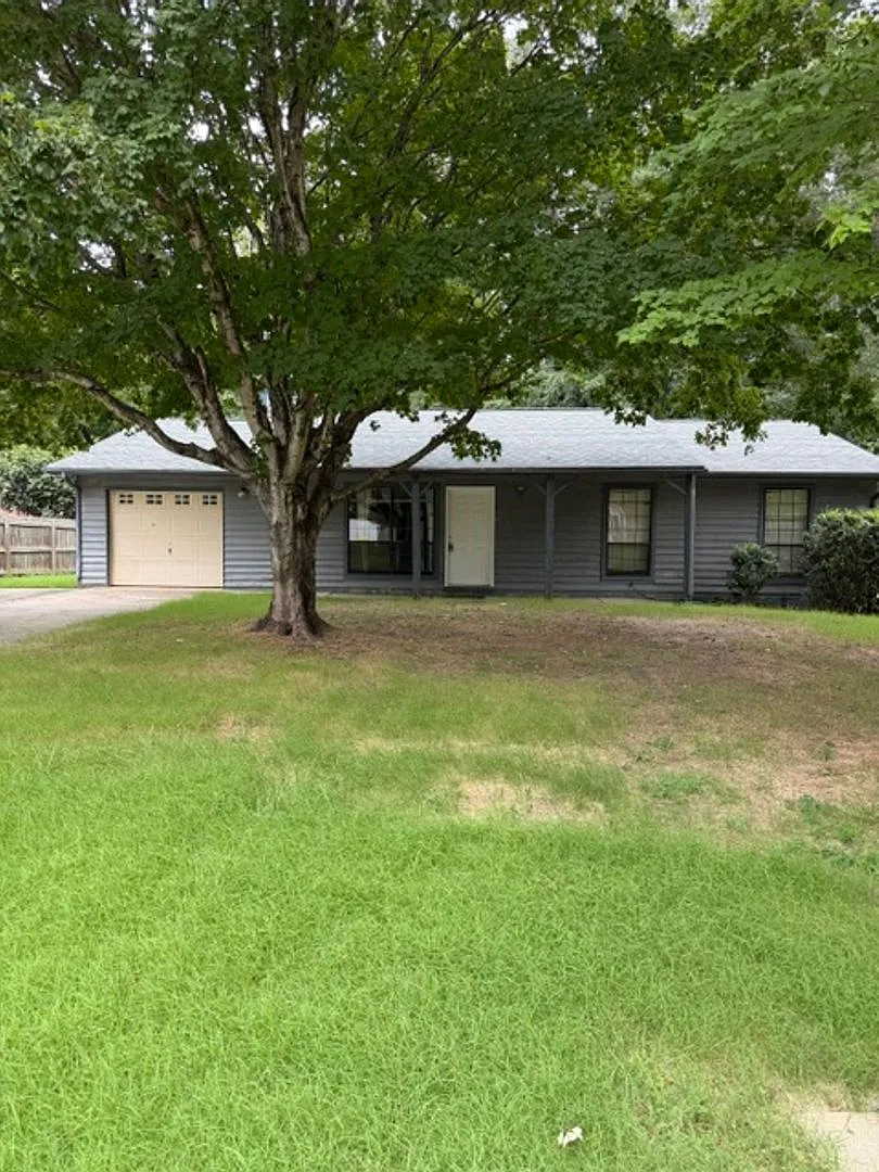 Ranch Home with 3BR/2BA Garage — Photo 1