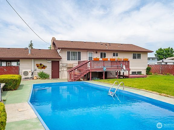 2nd image of 917 S Dahlia Drive