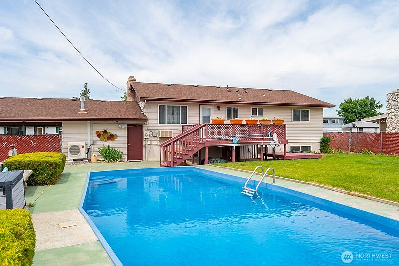 2nd image of 917 S Dahlia Drive