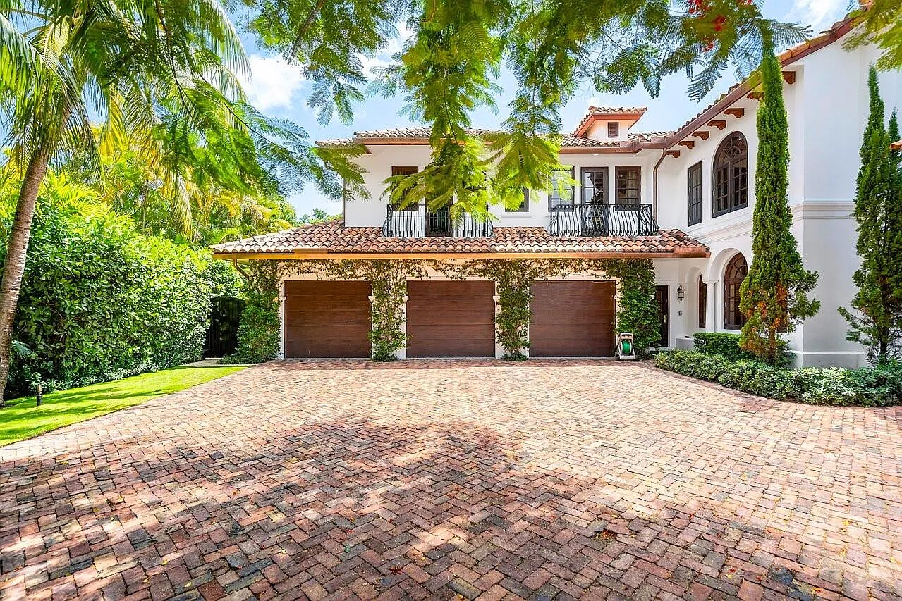 5 bed, 5.5 bath, 6000 sqft, $39,500 — Photo 2