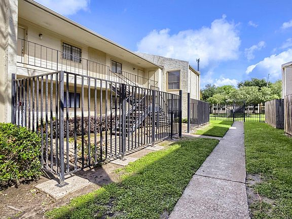 3rd image of 10075 Westpark Dr APT 17