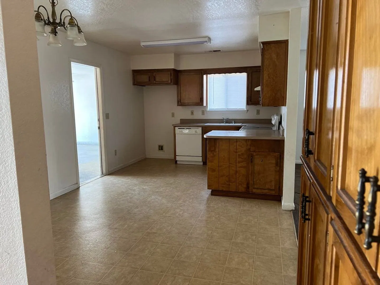 1536 Orchard St. - 3 Bedroom 2 Bath - Se Tulare — Photo 4