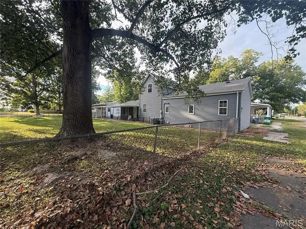 2120 S 3rd St, Fayetteville, IL 62258
