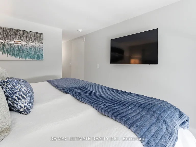 111 Saint Clair Ave W #811 — Photo 12
