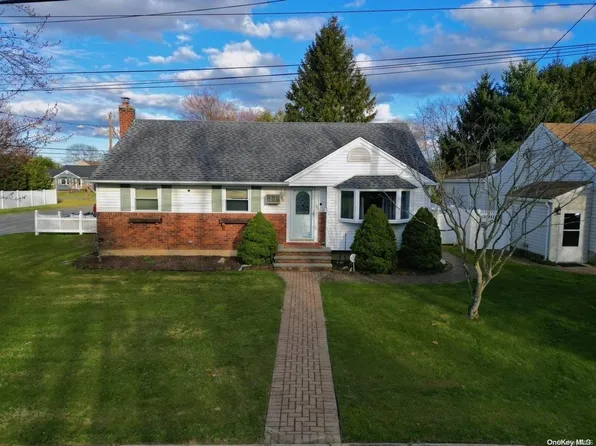 65 Quincy Place, West Islip, NY 11795