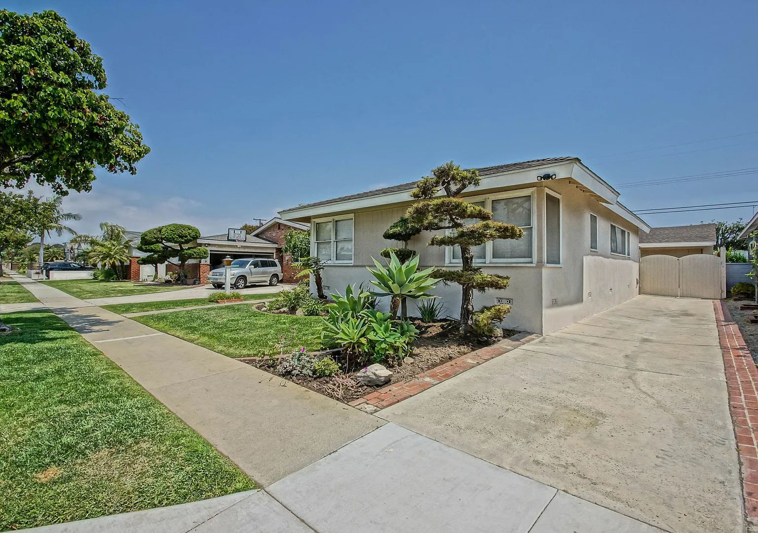 Charming, Bright & Spacious Hollyglen 3br2ba + Den W/ Spacious Front & Rear Yards, Large Driveway... — Photo 2