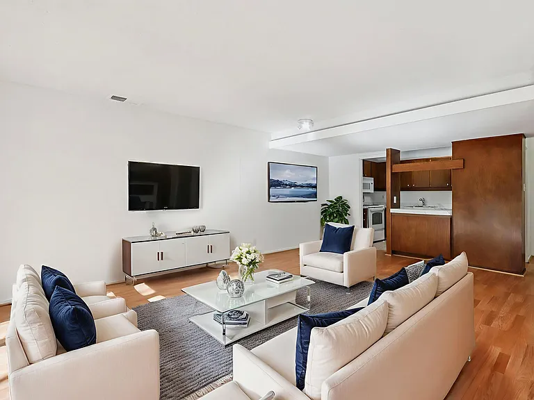 Solano Apartments — Photo 12