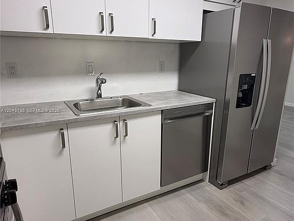 3rd image of 300 Bayview Dr APT 211