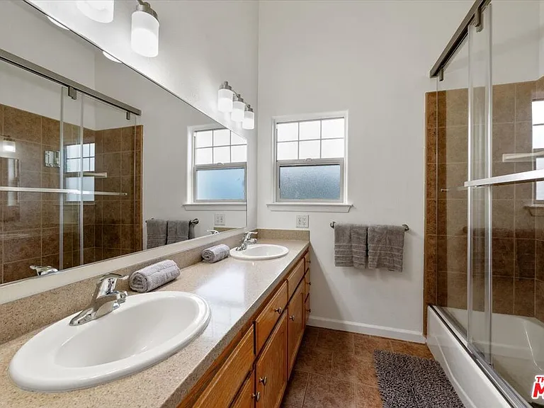 220 Hans Pl — Photo 28
