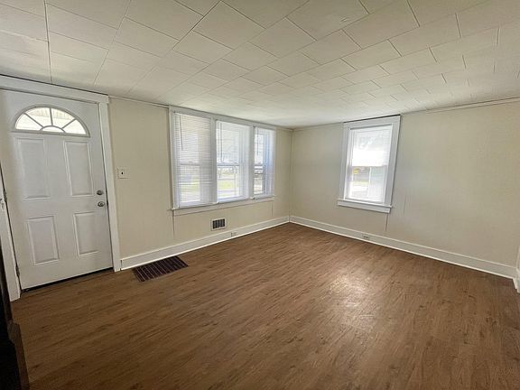 3rd image of 133 1/2 Clinton Ave