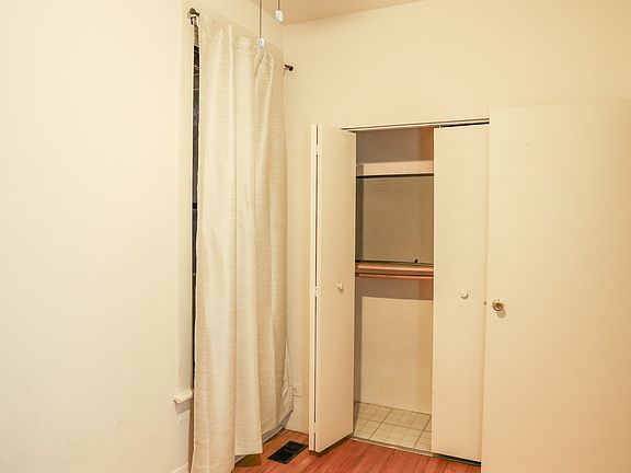 5th image of 836 W Cornelia Ave #1