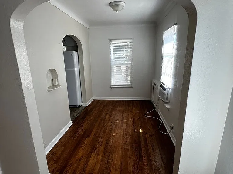 422 E Terry St — Photo 8