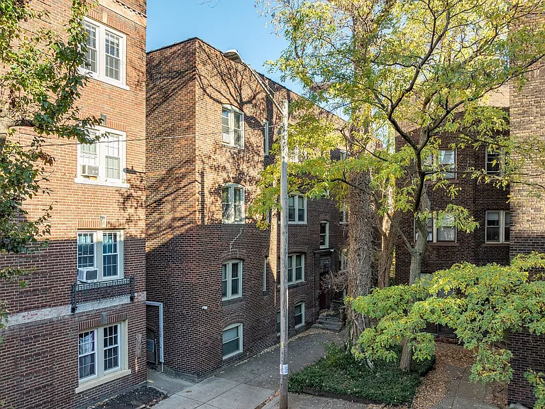 Beautiful Renovated Units — Photo 7