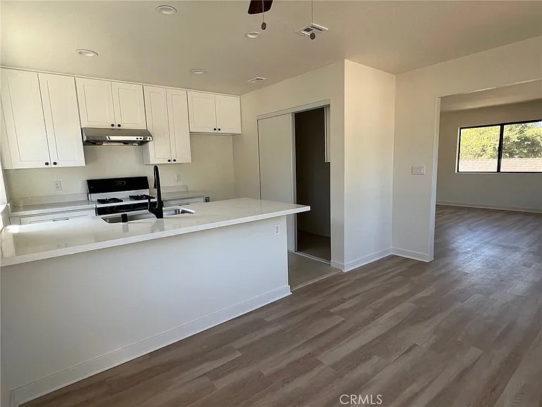 235 W 4th St — Photo 12