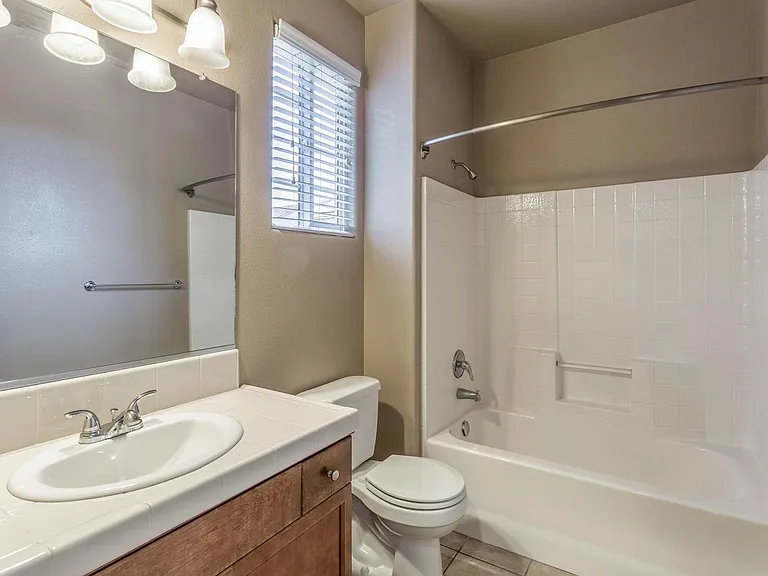 4044 Heritage Ln — Photo 6