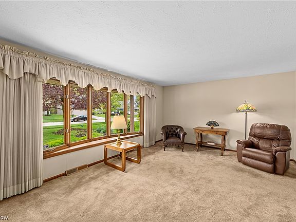 3rd image of 26916 Heatherwood Cir